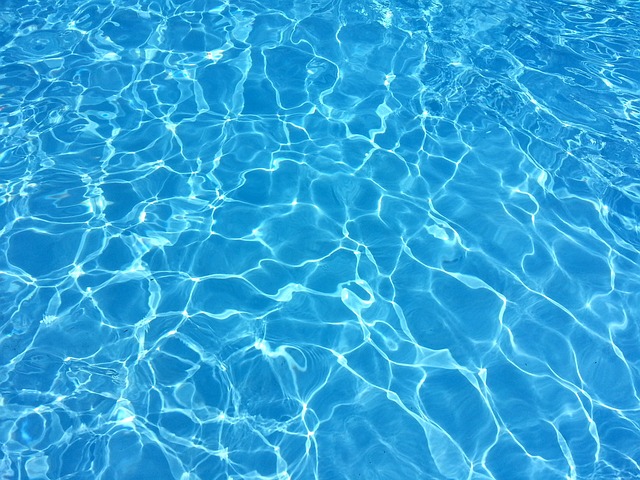 bazén s čistou vodou
